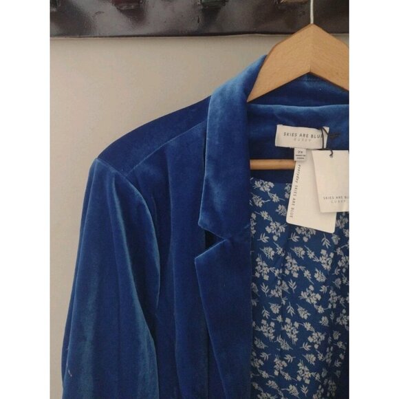 Skies Are Blue Velvet Blazer in Rich Blue - Picture 3 of 11